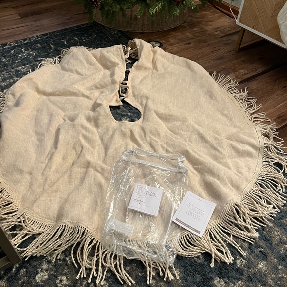 Ballard Designs - Fringe Burlap Treeskirt - 60 inch round‎ - Picture 2 of 6